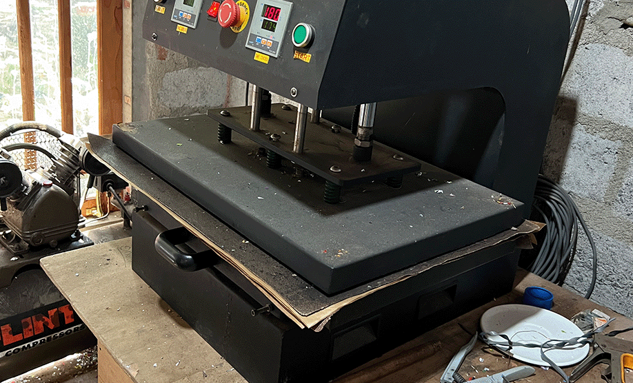 plastic melting into press machine